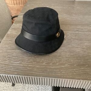 Gucci Elegant Black Bucket Hat with Gold Emblem
